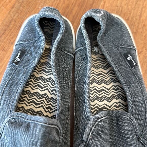 Girls sanuk slip on shoes Sz 5youth in distressed black - Picture 3 of 7